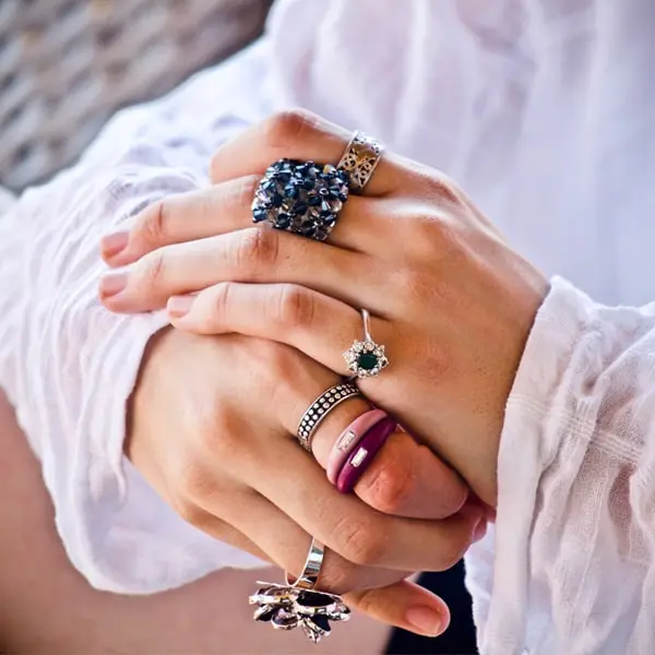 Šperky a prsteny na ruce